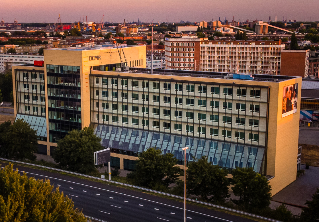 gebouw met logo DCMR erop